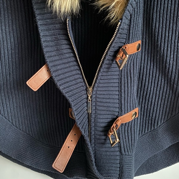 Knit sweater vest with faux fur collar - Picture 5 of 6